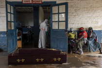 Congo curtails funeral wakes in Ebola outbreak 