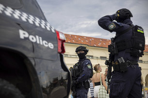 Police carrying heavy weapons set to patrol Sydney Ashes series