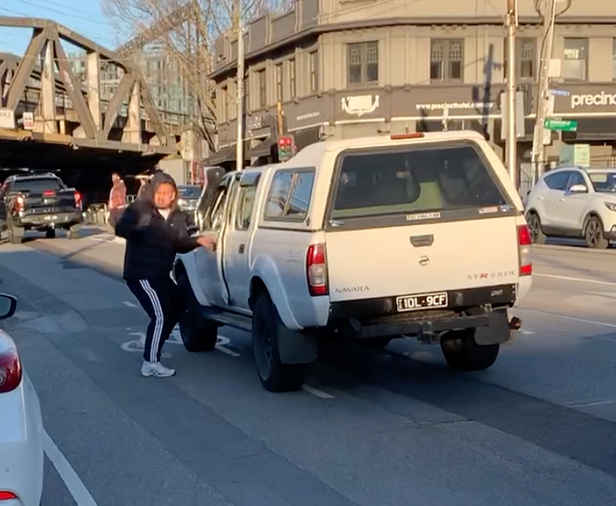 Police hunt man after failed carjacking attempt on busy Melbourne street 