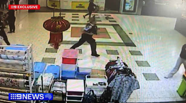 Police hunting armed man an hour before Sydney shopping centre arrest