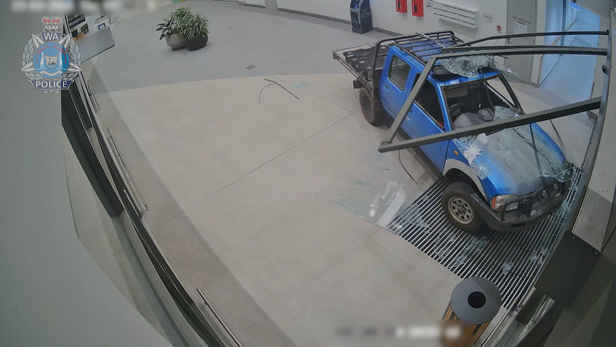 Thieves ram ute into shopping centre, steal ATM in wild CCTV footage