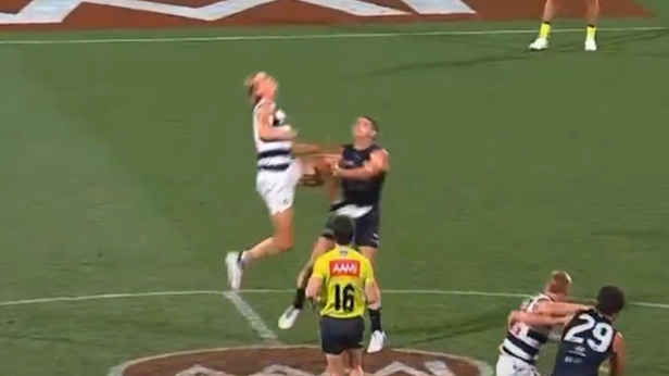 'Diabolical' ruck change slammed as star goes down injured